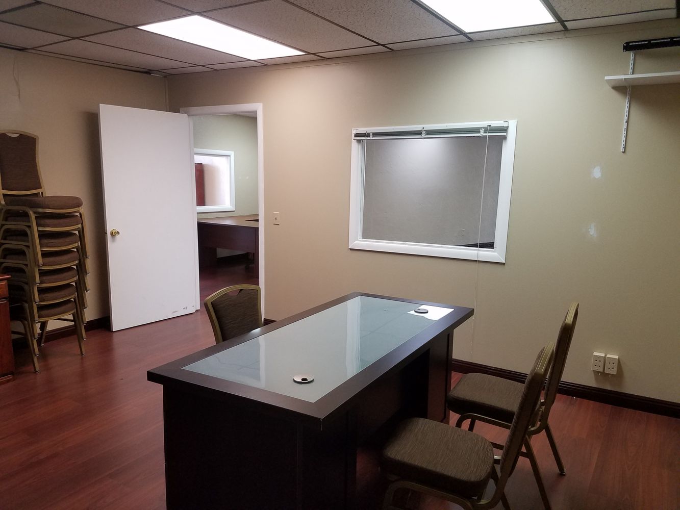 EXCELLENT LAY-OUT. RECEPTION, 2 EXTRA LARGE ROOMS, PRIVATE OFFICE. SALES FLOOR.